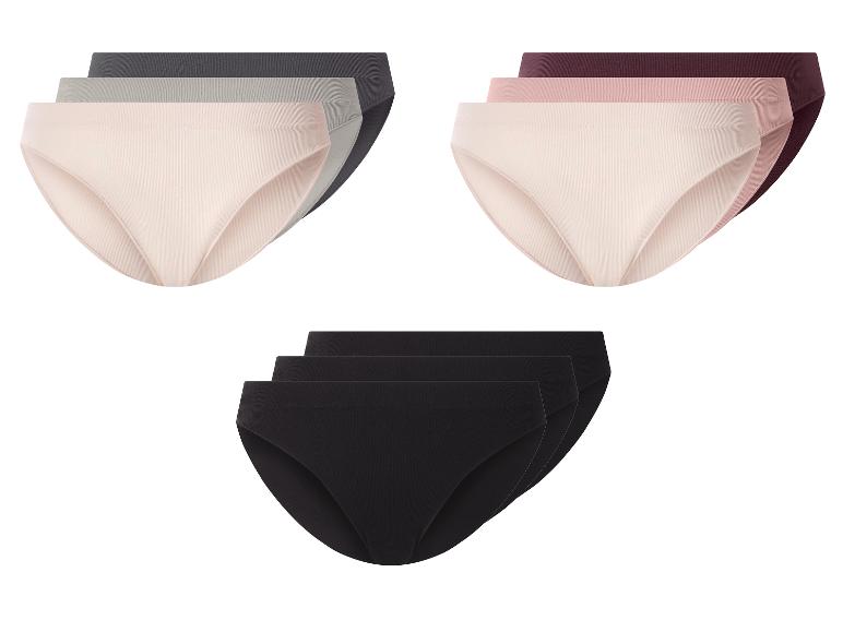 Drie verpakkingen damesonderbroeken in verschillende kleuren: grijs, roze en zwart.