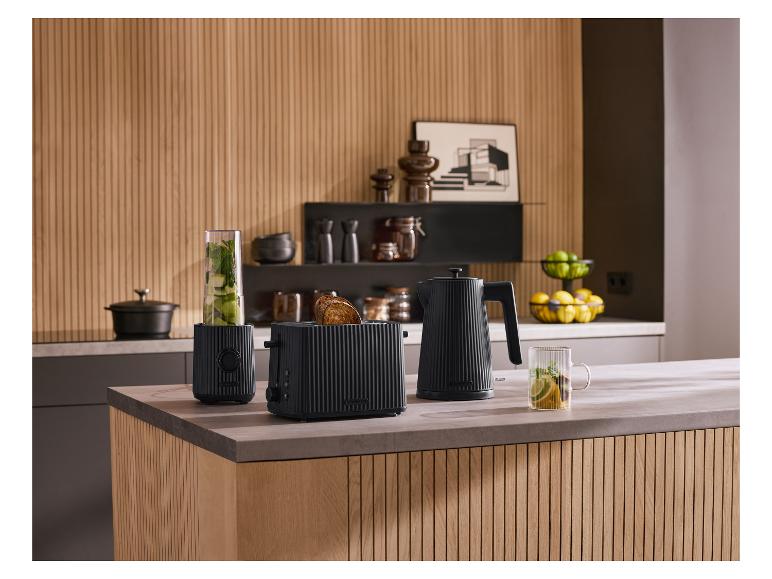 Zwarte Silvercrest keukenapparatuur: blender, broodrooster met brood en waterkoker op het aanrecht.