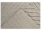 Beige tapijt met gestreept patroon en antislip achterkant.