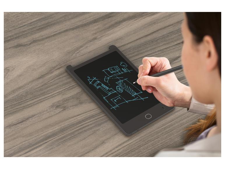 Een vrouw tekent met een stylus op een e-ink tablet.