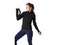 Vrouw in een zwart sportjack en blauwe legging houdt een ringgewicht vast.