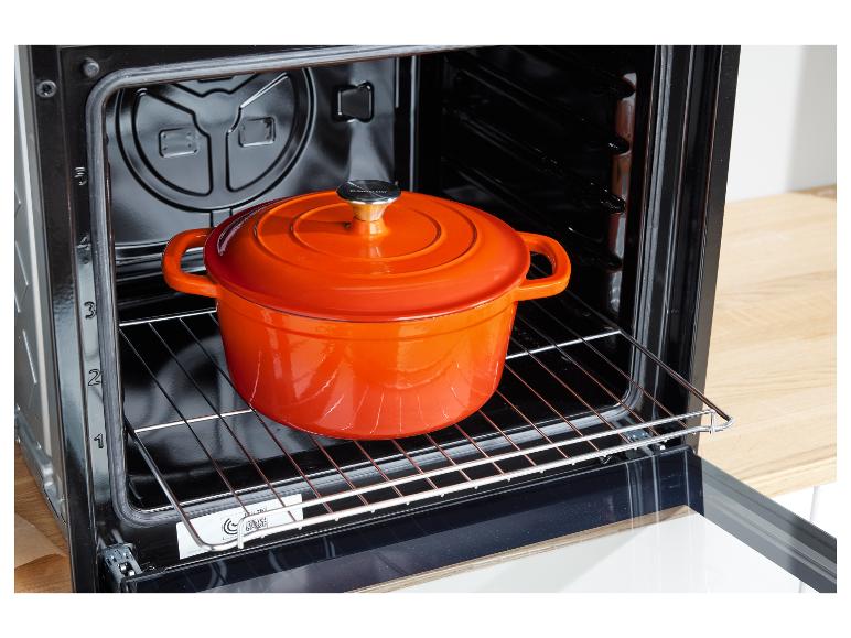 Een oranje gietijzeren pot van Silvercrest in een oven.