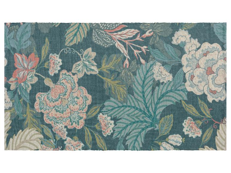 Tapijtjes en placemats met een blauwgroen bloemenpatroon.