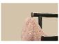 Close-up van een beige handdoek hangend aan een zwart metalen handdoekenrek.