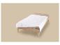 Houten eenpersoonsbed met beige matras en wit dekbed.
