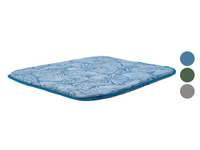 Blauw zitkussen met bladpatroon, blauwe bies en drie kleurstalen.