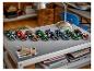 Een rij LEGO Speed Champions Formule 1-auto's op een bureau.