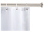 Een witte douchegordijn op een zilveren douchegordijnroede.