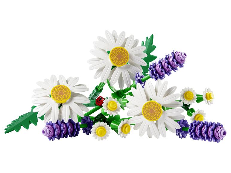 Een boeket witte madeliefjes en paarse lavendelbloemen met een lieveheersbeestje.