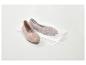 Een paar beige gebreide ballerina's met een wit wasnetje.