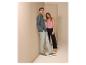 ESMARA MEN linnen herenshirt, lichte broek en sneakers.