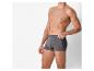 Man draagt ​​donkergrijze boxershorts.