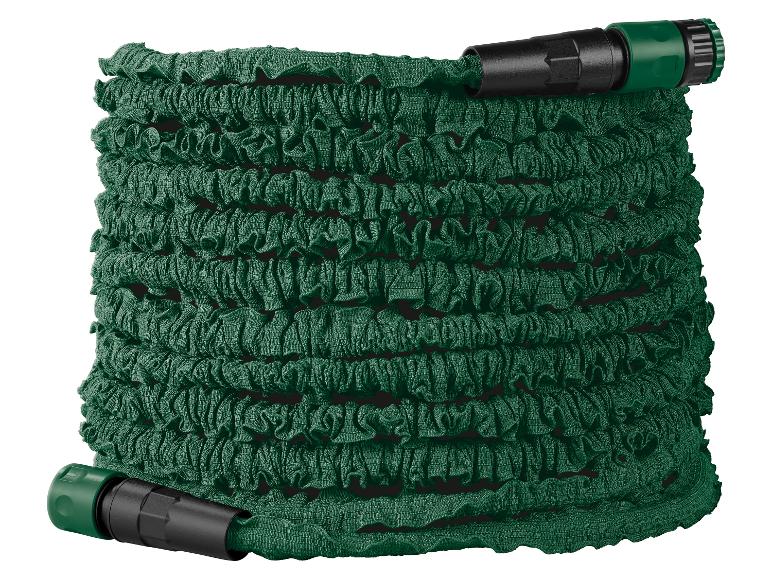 Opgerolde groene uitschuifbare tuinslang met zwarte en groene connectoren