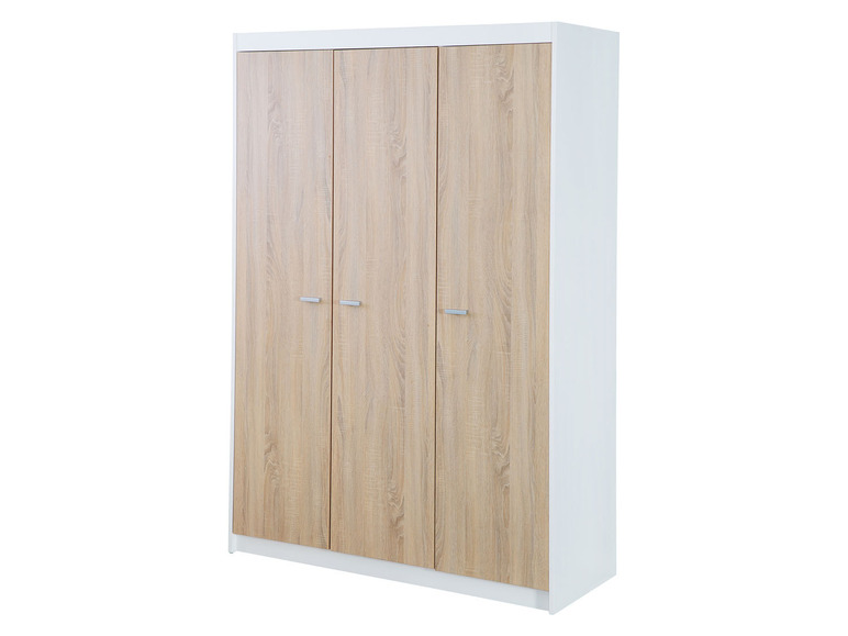 Een houten kledingkast met drie deuren.