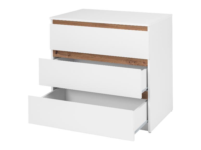 Een witte ladekast met drie lades, waarvan er één open is.