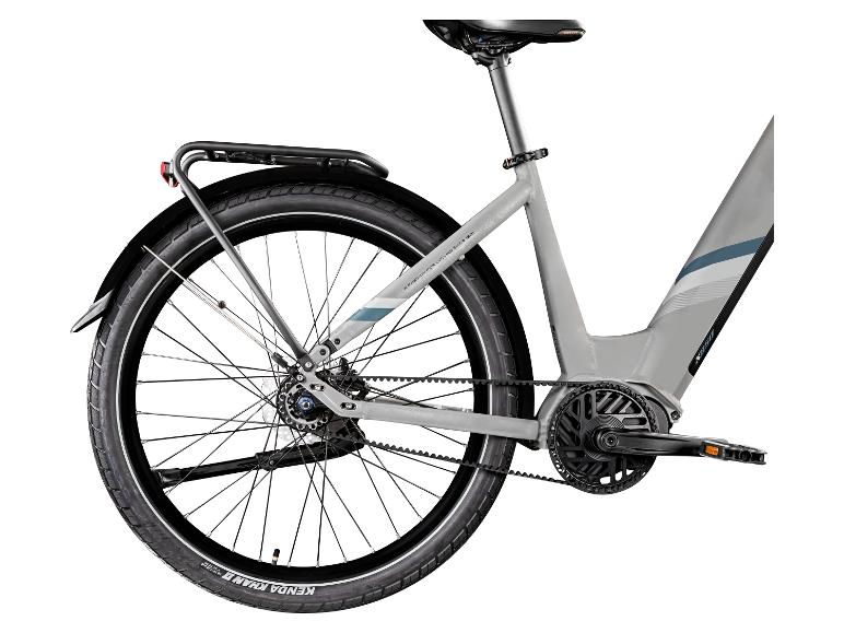 Grijze elektrische fiets met riemaandrijving en Kenda Khan banden.