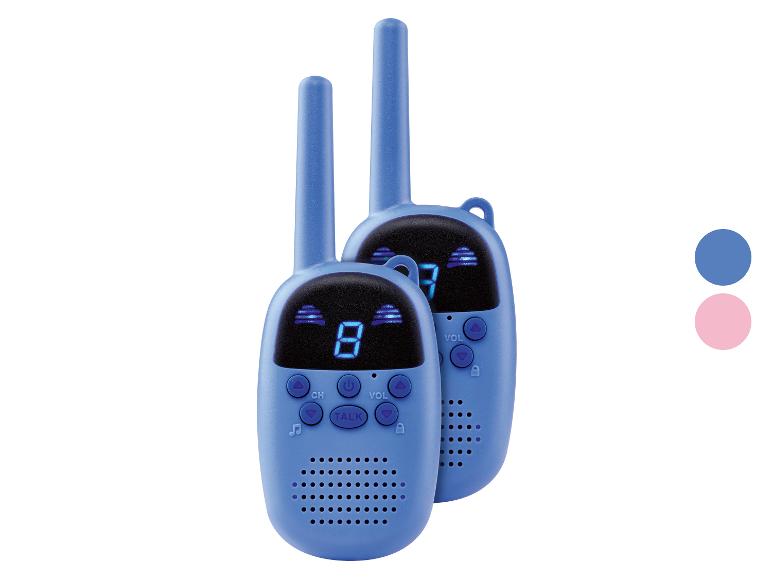 Twee blauwe walkie-talkies met digitale displays en knoppen, met roze en blauwe kleurstalen.