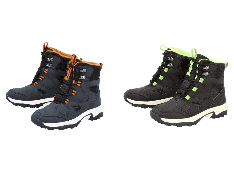 Twee paar wandelschoenen, één grijs met oranje en één zwart met neon groen.