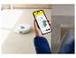 Vrouw houdt smartphone vast met robotstofzuiger-app die een plattegrond van het huis toont.
