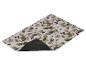 Geprint vloerkleed met bladeren en bessen, met zichtbare zwarte antislip onderkant.