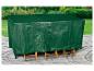 Groene beschermhoes voor tuinmeubelen over een tafel en stoelen.