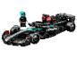 Een LEGO Speed Champions set met een Mercedes-AMG F1 W12 E Performance raceauto en een minifiguur van een coureur.