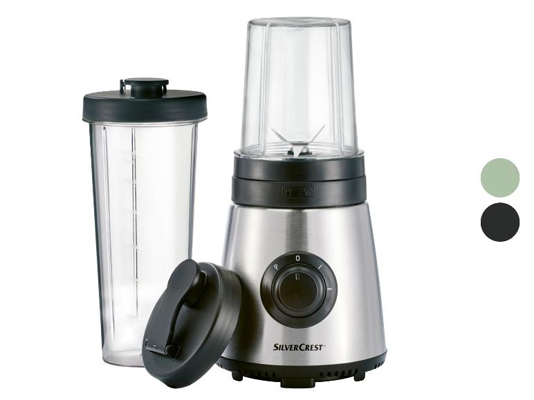 Een zilverkleurige SilverCrest blender met een bijgeleverde drinkbeker.