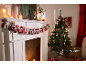 Kerstboom en adventskalenderzakjes aan de schouw.
