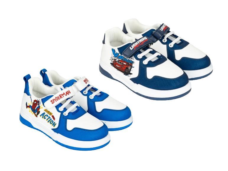 Twee paar kindersneakers, één met een rode raceauto en de andere met een Spider-Man-afbeelding.