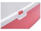 Detail van een wit en roze plastic dienblad met een rode sluiting.