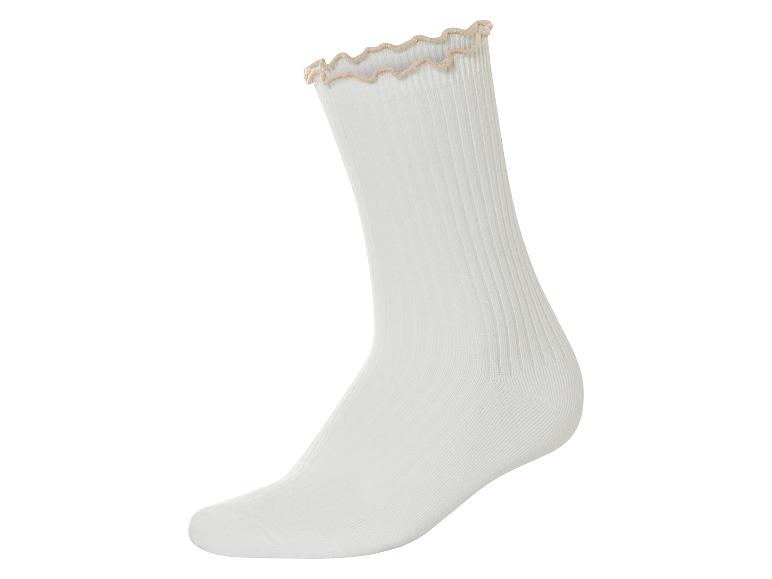 Witte kindersokken met decoratieve rand.