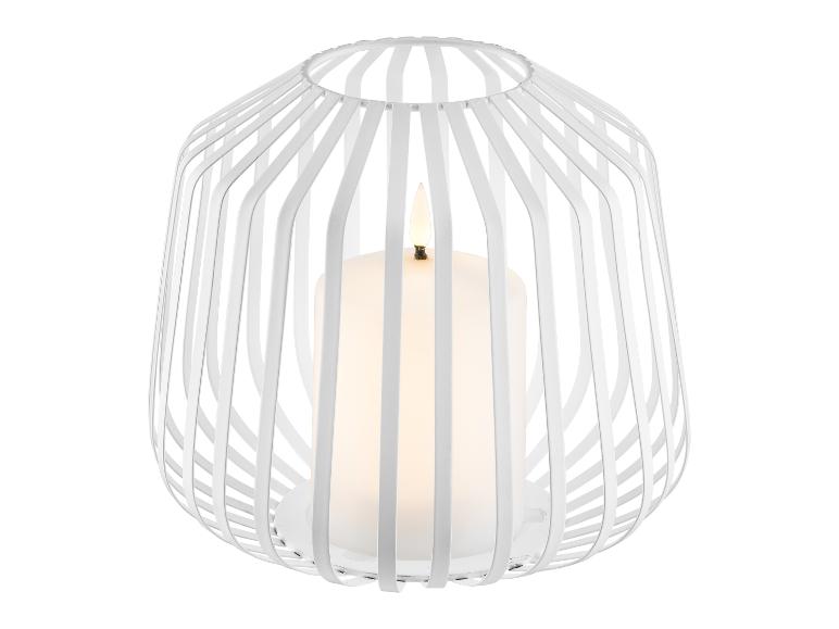 Witte lantaarn met LED-kaars op witte achtergrond.