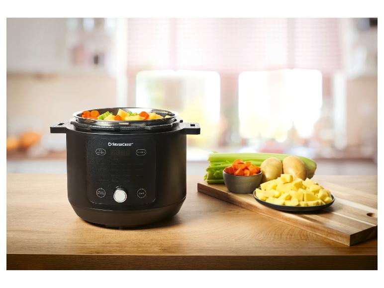 SilverCrest multicooker met groenten op een houten tafel.