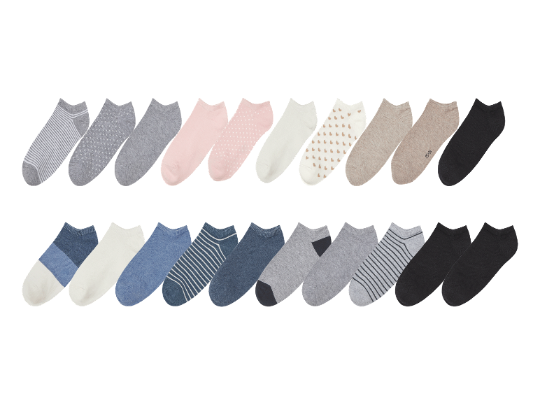 24 paar korte sokken in verschillende kleuren en patronen.