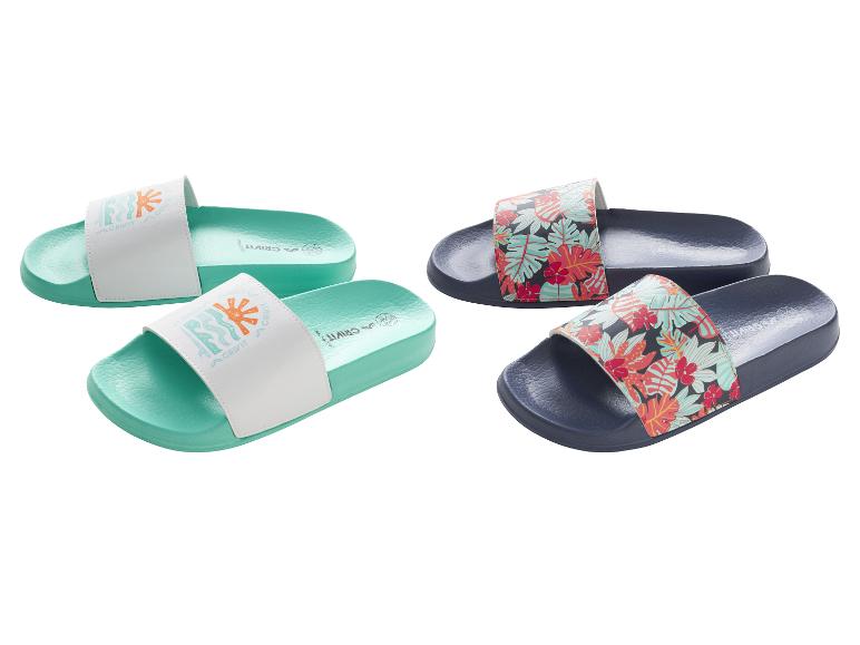 Twee paar slippers: turquoise met een witte bedrukte band en marineblauw met een bloemenpatroon.