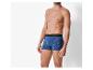 Man draagt blauwe boxershorts met een fiets print.
