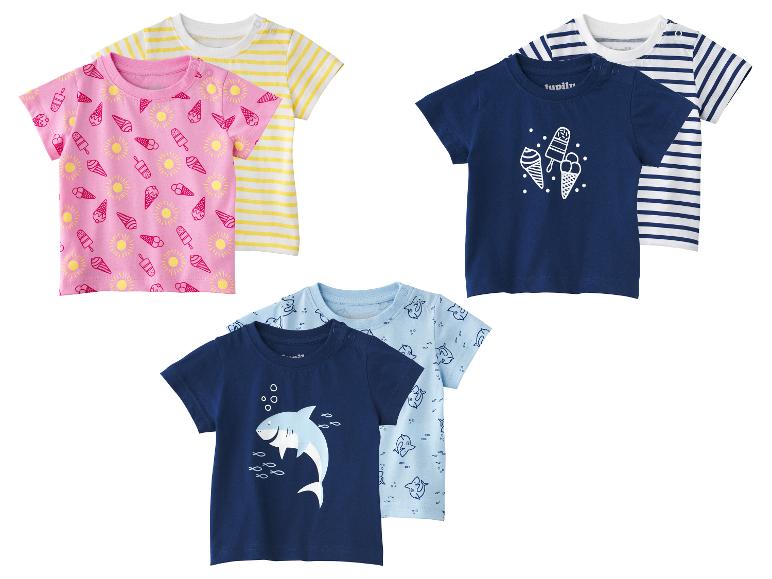 Zomerse baby T-shirts met ijsjes, strepen en haaienprints.