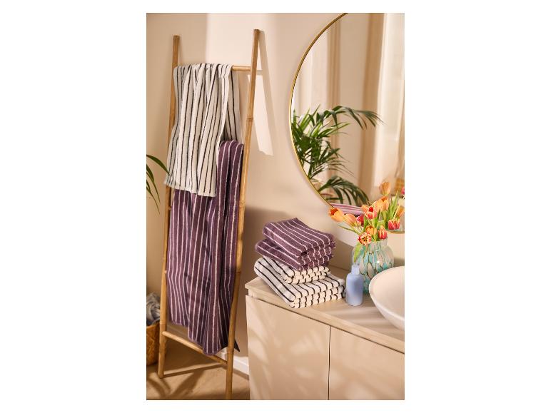 LIVARNO home gestreepte douchedoeken op een houten ladder en een kastje.