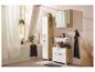 Badkamer met houten en witte meubels, spiegelkast en wastafel.
