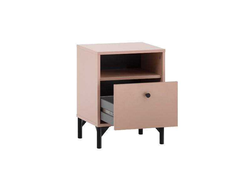 Roze nachtkastje met open plank en uitgeschoven lade met zwarte knop.