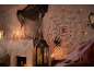 Halloween decoratie met verlicht spinnenweb, kaarsen en spinnenwebben.