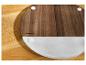 Ronde houten en marmeren SilverCrest plank op een houten tafel.