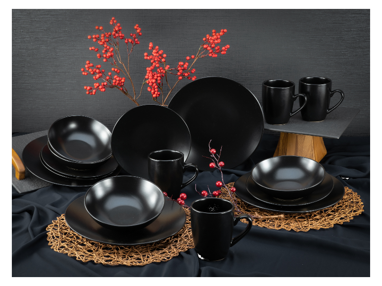 Elegante zwarte servies: borden, kommen en mokken.