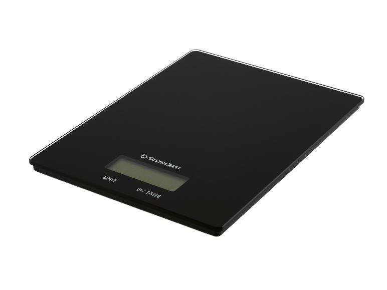 SilverCrest digitale keukenweegschaal in zwart met display en knoppen.