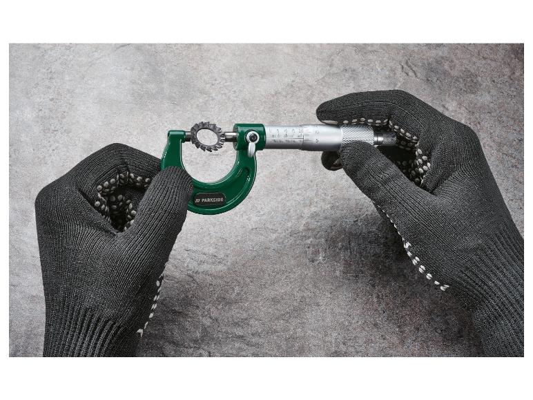 Een Parkside schuifmaat in de handen met zwarte handschoenen.