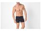 Man in donkerblauwe boxershort met wit ankerpatroon.
