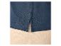 Detail van de onderkant van een marineblauw poloshirt met zijsplitten.