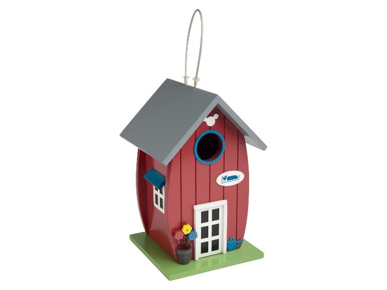 Rood houten vogelhuisje met een grijs dak en decoratieve details.