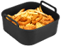 Siliconen airfryer mandje gevuld met frietjes en uienringen