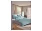 Slaapkamer met lichtblauwe dekbedovertrekset en grijs bedframe.